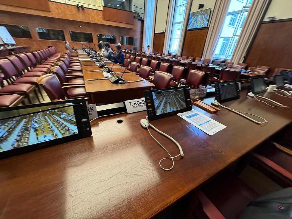 Konferenzraum mit Tablets und Teilnehmern