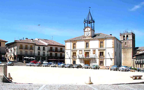 Plaza de Riaza entorno de los apartamentos rurales Los Rosales de Isabel