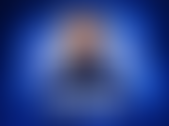 Liam Rosenior in front of the Chelsea FC badge, illustrating Chelsea tactical analysis under Rosenior