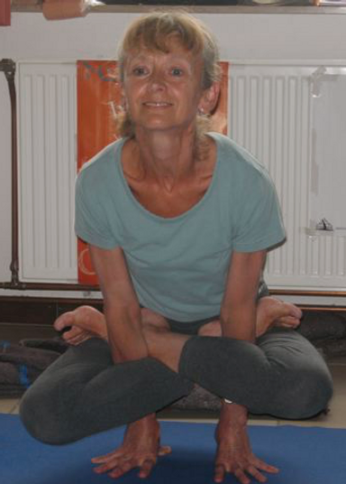 Rita en Kukutasana .webp