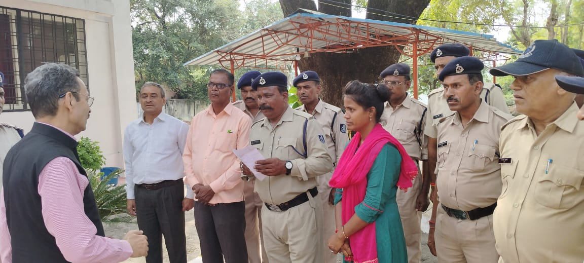 जेल महानिदेशक ने किया भैरवगढ़ जेल का औचक निरीक्षण