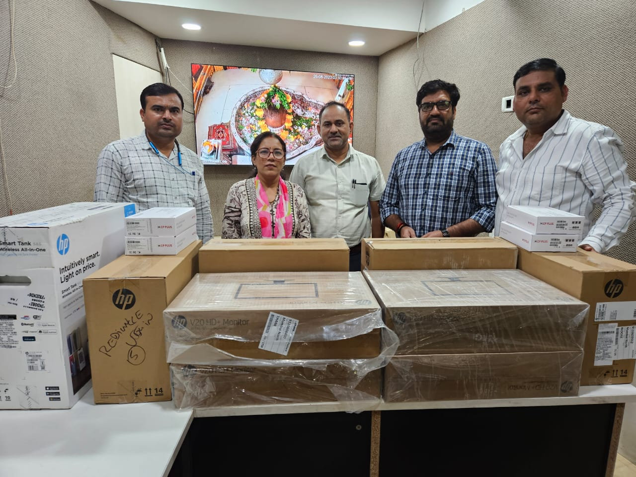 Ujjain News: राजस्थान के श्रद्धालु ने महाकाल मंदिर को दान किये 2 लाख से अधिक के आई.टी.उपकरण