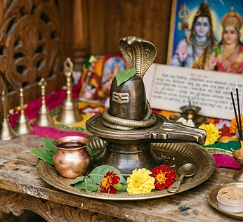 घर के मंदिर में पूजन करने के लिए श्रेष्ठ है पीतल का शिवलिंग