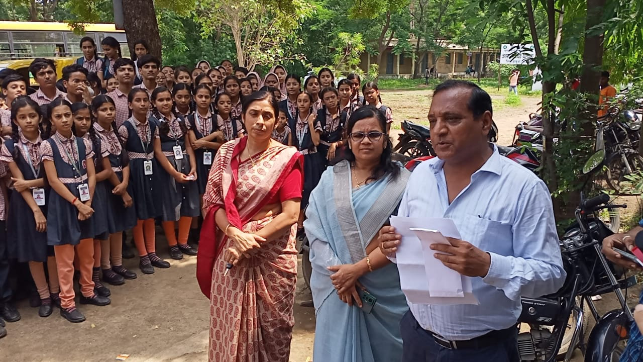 MP News: संस्कार पब्लिक स्कूल के बच्चों ने कचरा संग्रहण स्थल बनाने के लिए सौंपा ज्ञापन