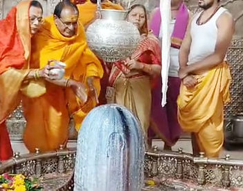 मुख्यमंत्री ने पत्नी के साथ किया भगवान महाकालेश्वर का पंचामृत अभिषेक