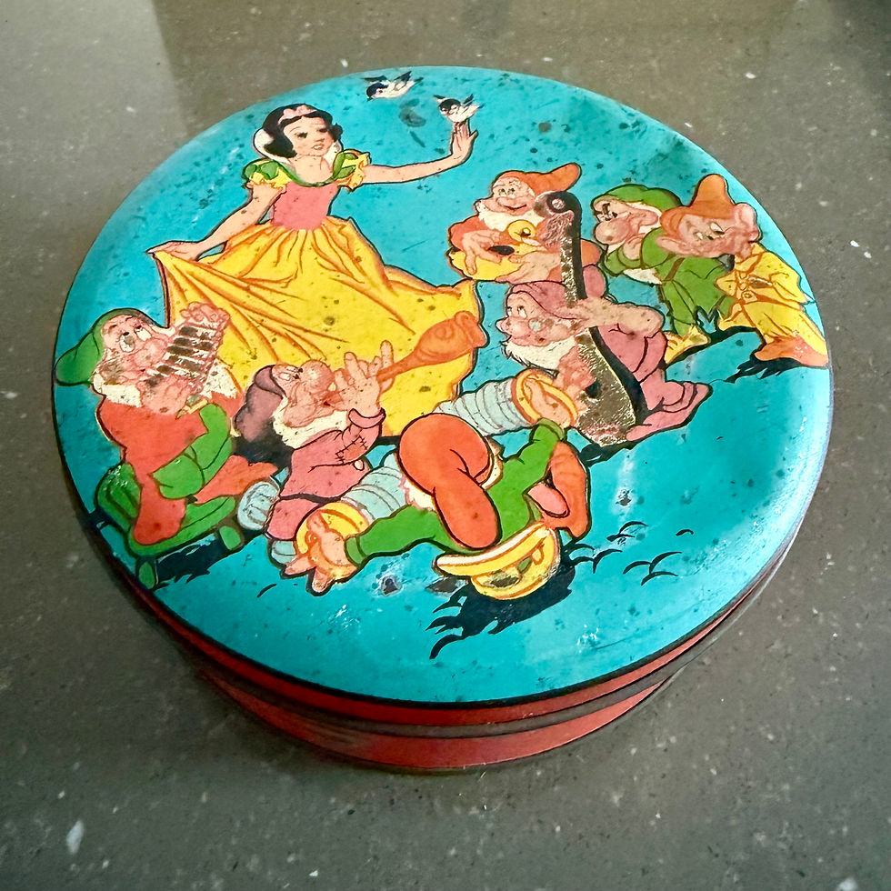 Thumbnail: Vintage Snow White round storage tin