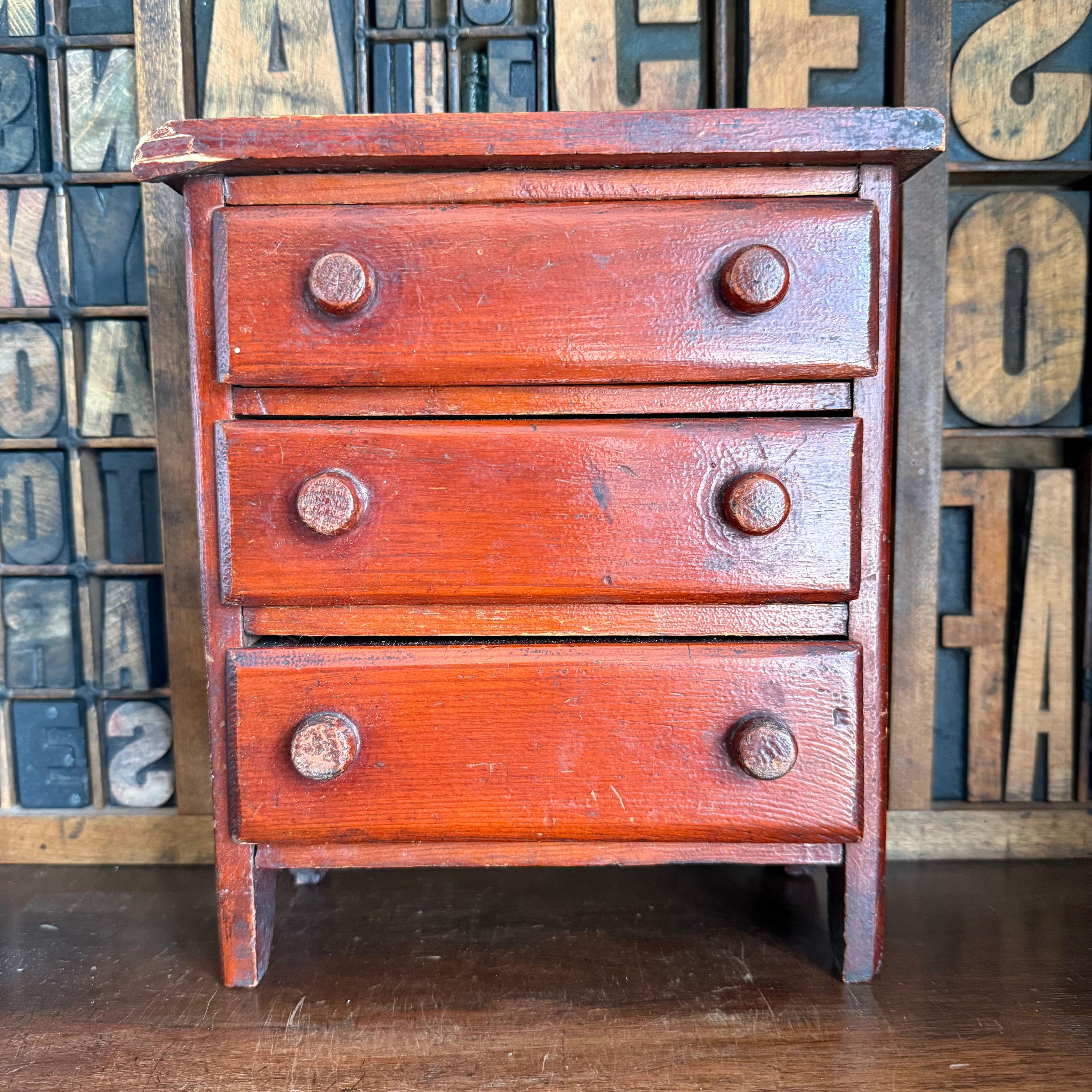 Small apprentice piece chest of 3 drawers