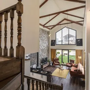 Villa’de Piar’da yüksek tavanlı ve doğal ışık alan salon
