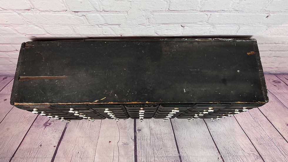 Thumbnail: Meuble à tiroirs multiples / Multi drawers cabinet