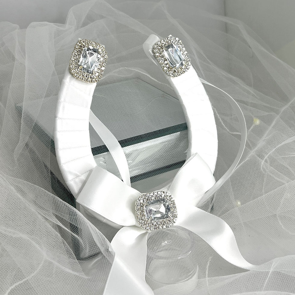 FARAH - White Horseshoe Good Luck Charm