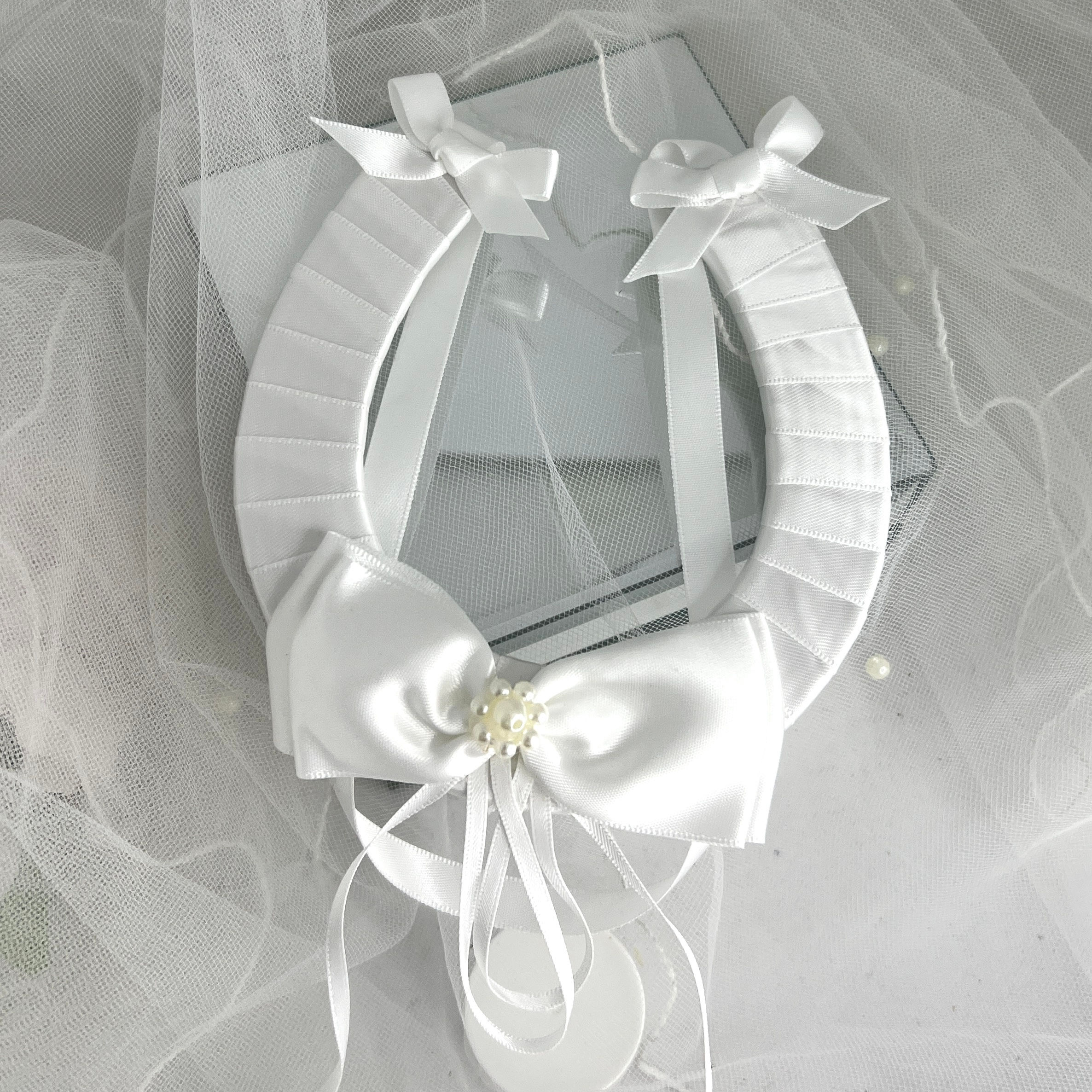 GISELLE - Off White Bow Horseshoe Good Luck Charm