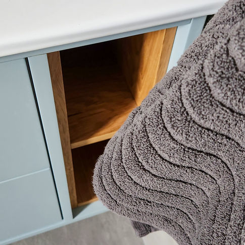 מקלחת בטון ועץ