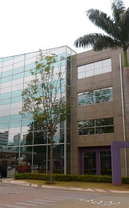 Fachada do América Business Park Dallas Bloco D, prédio corporativo com sala comercial ampla, laje corporativa e estacionamento no Morumbi.