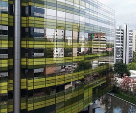 Fachada do edifício Arquiteto Carlos Bratke no Brooklin, prédio comercial com laje moderna, salas comerciais e alto padrão.