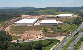 Condomínio logístico de alto padrão com múltiplas docas, pé-direito de 12 metros, restaurante industrial e segurança 24h, em Franco da Rocha.