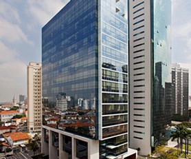 Fachada moderna do Atrium Faria Lima - Atrium X, ideal para escritório corporativo e sala comercial em Pinheiros.