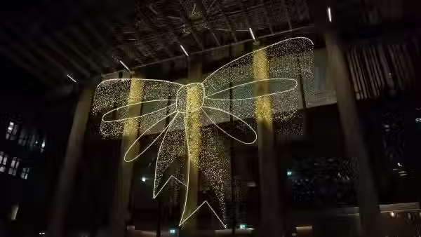 Bespoke Christmas lights in a Christmas bow design on the exterior of Pan Pacific London hotel