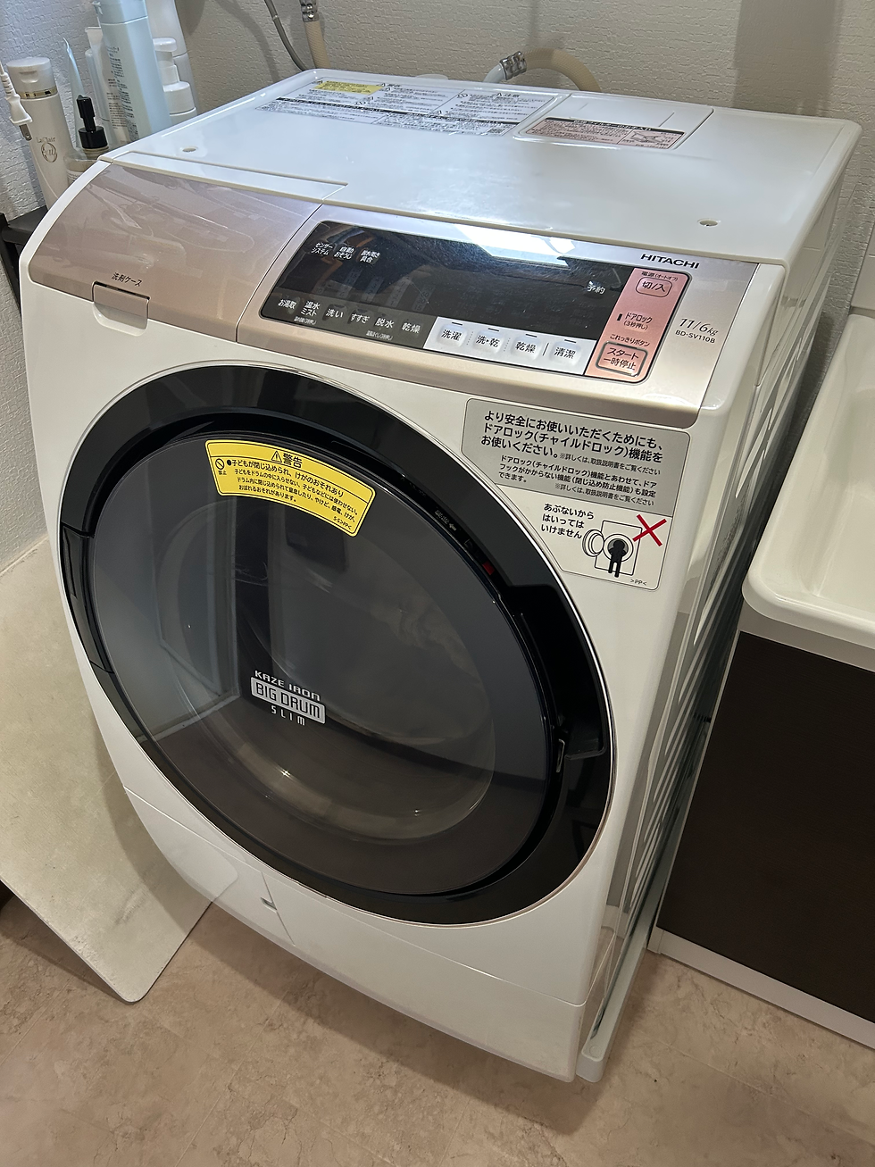 コンセント・排水ホース・カバーなどなど、外していった部品を組み付けて作業は完了になります。