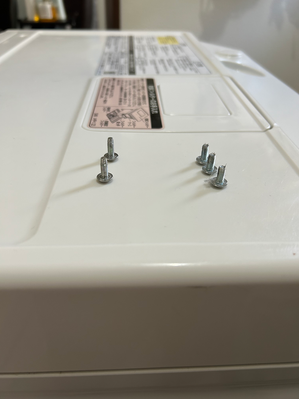 ネジが沢山あってわからなくなるので、外した場所の近くで写真撮ってます! 同じようにみえて長さが違うので、外した場所の近く、かつ左右に分けて撮ってます💡