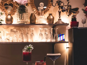 L'histoire du verre à cocktail : de la simple tasse aux créations design