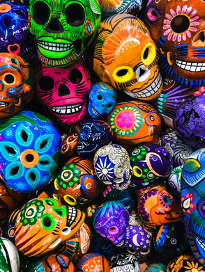 Uma pilha de caveiras de açúcar coloridas (calaveras de azúcar).