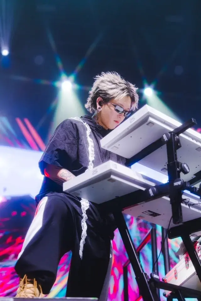 作為 Vocaloid 製作人的 Ayase 找到 Ikura 的歌聲後提出合作(Photo Credit:The Orchard Japan)