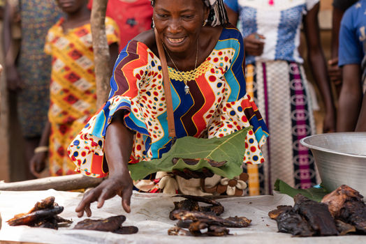 Fisch-Verkäuferin packt Fische ein