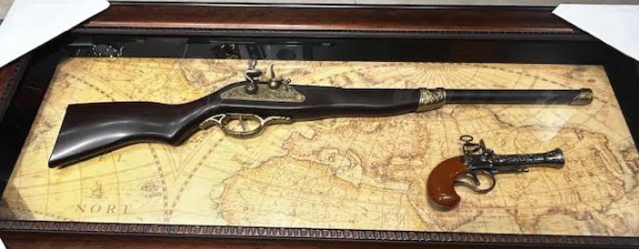LARGE LONG GUN & SHORT REPLICA IN FRAME
