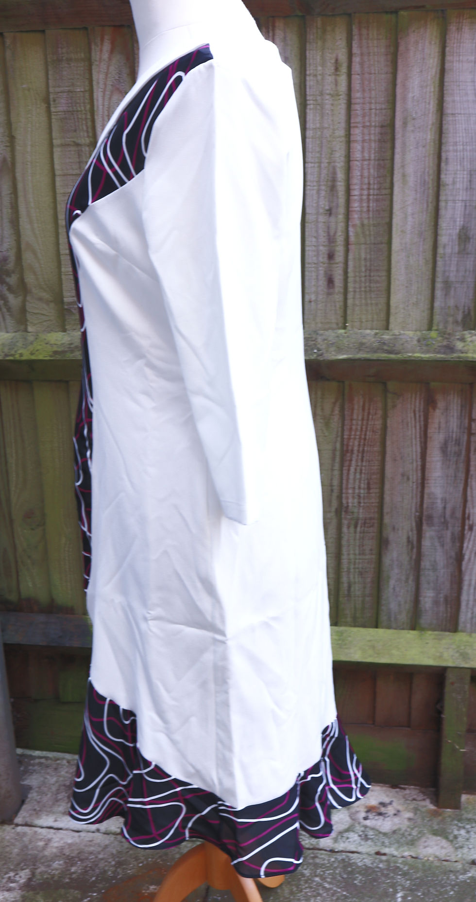 Миниатюра: White V- Collard Neck Flounced  Hem Dress Womenswear