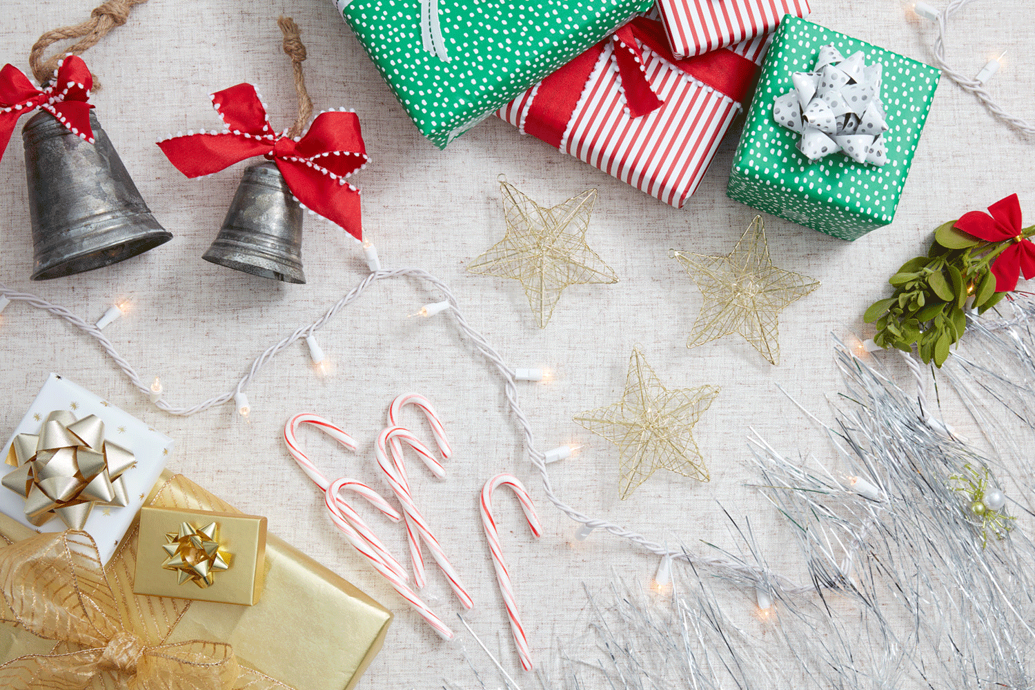 legends-explaining-the-christmas-symbols-1254302_hero-5d21cbaaaae1435d98533e16606d71f0.gif