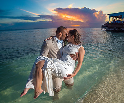 Sunset beach wedding in Isla Mujeres