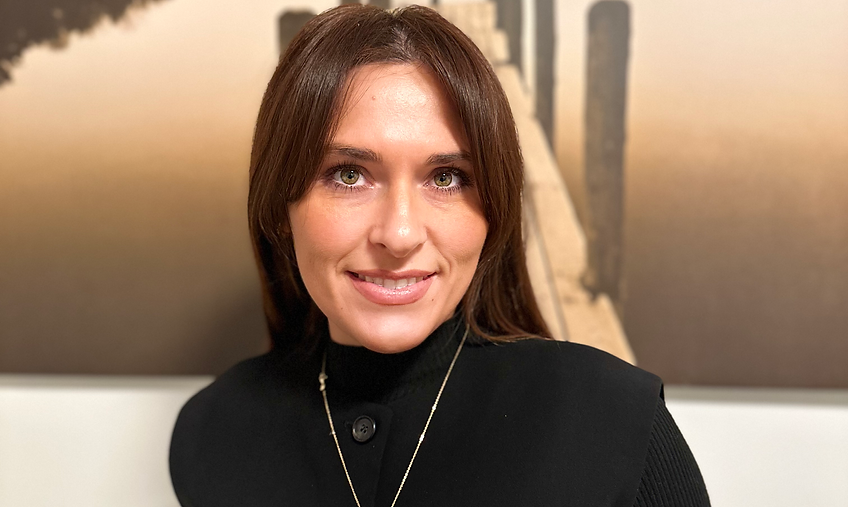Portrait de Kubra, coach de vie bienveillante et fondatrice de Via Sui, dédiée à l’accompagnement personnalisé.