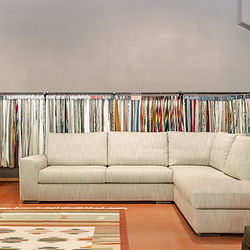 Divano bianco, campioni di tessuto colorati sullo sfondo, arredamento moderno, Il Tappezziere di Asolo.