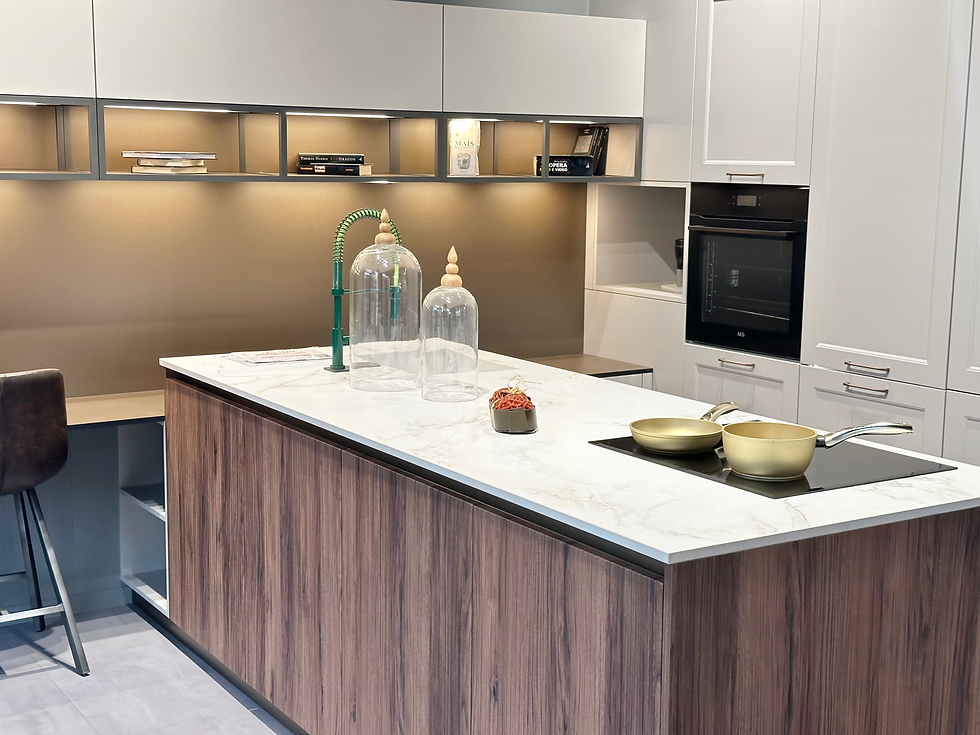 Vista dall’alto di un ambiente cucina AR-Due con isola centrale e finiture moderne