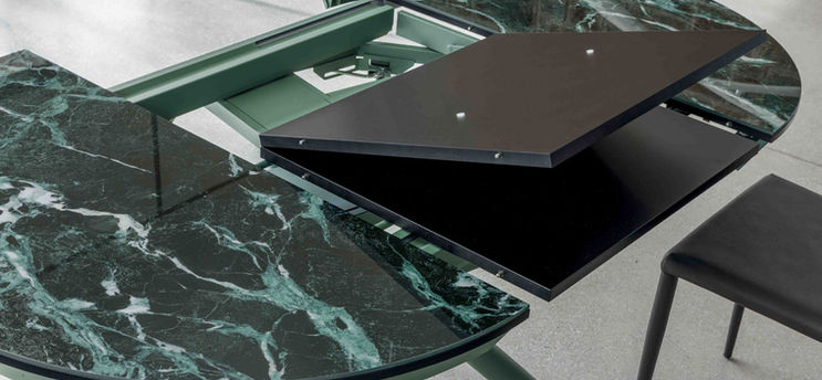 Tavolo trasformabile Helios di Altacom: allungabile, facile, intuitivo e partico. Design innovativo con meccanismi. 