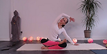 Eine Yogalehrerin in einer eleganten Yoga-Pose, die Harmonie und Balance während einer Yoga-Session zeigt.