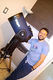 juan con telescopio.jpeg