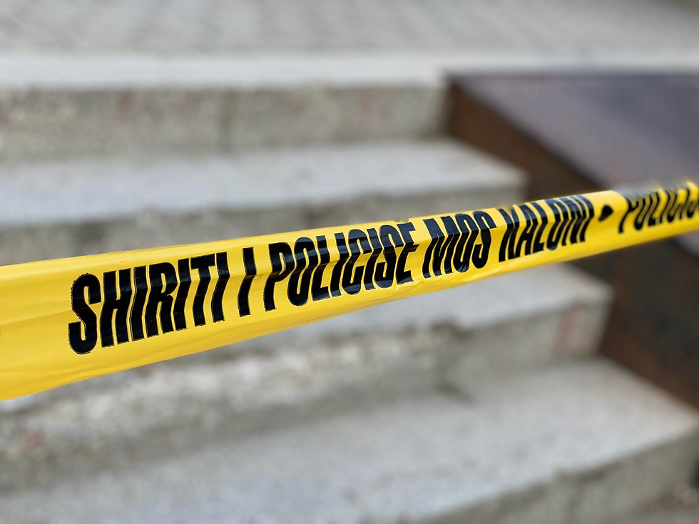 PRISHTINË; RRUGA “B”; OBJEKTI “DERVISHOLLI” | FESTIM ISUFI U GJET I VDEKUR NË BANESË: PO HETOHET PËR VRASJE OSE VETËVRASJE: AI U DENONCUA NGA BASHKËSHORTJA RINA ISUFI (MALOKU) PËR PLAGOSJE ME THIKË.