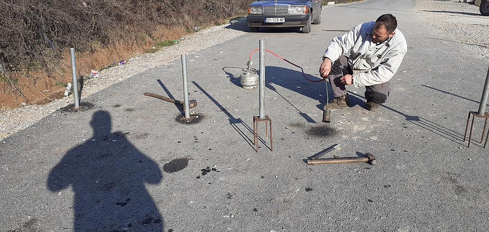 Z. Top Kolshi duke kryer saldime vullnetare të hekurave mbrojtës te hyrja e “Burimit të nxehtë” në fshatin Baicë.