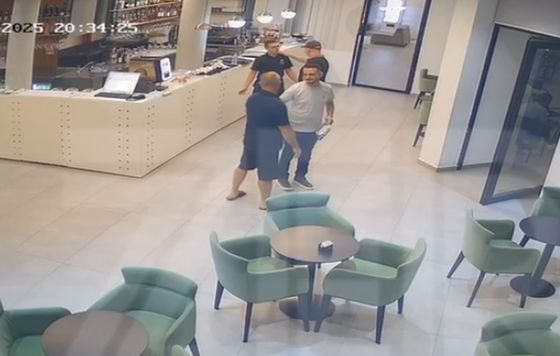 HOTEL “REGINA GARDEN”; VLORË | KAMARIERI RON BALAJ RA VIKTIMË E DHUNËS FIZIKE NË VENDIN E PUNËS | SI DORAS U DENONCUAN ARDIAN ISUFI (PUNONJËS I POLICISË SË SHTETIT NË DIBËR) DHE LAERT BIMO.