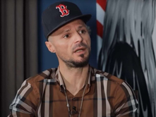 TIRANË | U EKSTRADUA NGA DUBAI KLEVIOL AHMETI (I NJOHUR NË QARQET E MUZIKËS REP SI “CLLEVIO SERBIANO”); KONSIDEROHET SUBJEKT QË POROSITI VENDOSJE TRITOLI TE PRONA E RIGELS RAJKUT (“NOIZY”).