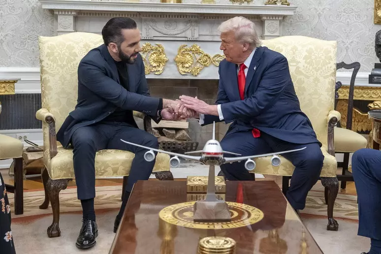 SALVADOR | PARLAMENTI I DOMINUAR NGA MBËSHTETËSIT E PRESIDENTIT NAIB (NAYIB) BUKELE MIRATOI REFORMË KUSHTETUESE QË HEQ KUFIZIMET E MANDATIT PËR KREUN E SHTETIT DHE I LEJON TË KANDIDOJË PAFUNDËSISHT.