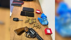 FSHATI SHËN KOLL; LEZHË | KRISTIAN BUZATI U ARRESTUA; 1 KOBURE + FISHEKË + NJË DORË ME PARE.