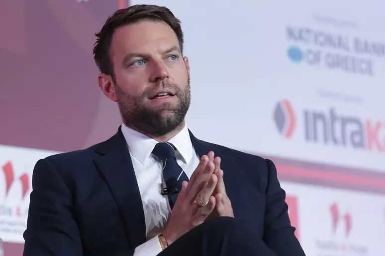 GREQI: HOMOSEKSUALI STEFANOS KASELLAQIS (KASSELAKIS) DO TË KANDIDOJË SËRISH PËR T’U BËRË DREJTUES I PARTISË SË MAJTË SIRIZA (SYRIZA).