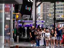 JORKU I RI | NJË I RI SHTIU ME ARMË ZJARRI NË SHESHIN E KOHËRAVE (TIMES SQUARE) TË JORKUT TË RI DUKE PLAGOSUR TRE VETA.