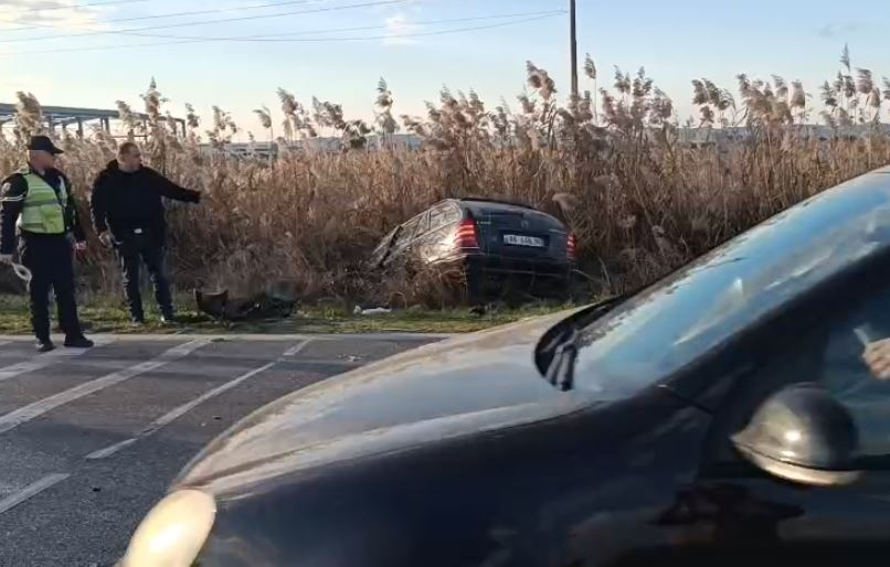 Pamje nga vendi i aksidentit automobilistik