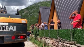 AUTOMJETET E INSPEKTORATIT KOMBËTAR TË MBROJTJES SË TERRITORIT NË ZONËN E THETHIT U GODITËN ME BOMBA MOLOTOV.