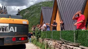 AUTOMJETET E INSPEKTORATIT KOMBËTAR TË MBROJTJES SË TERRITORIT NË ZONËN E THETHIT U GODITËN ME BOMBA MOLOTOV.