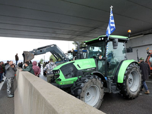GREQI | BUJQIT BLLOKUAN AUTOSTRADËN “ATHINË-LAMIA”; I KËRKOJNË QEVERISË 600 MILIONË € TË AKORDUARA NGA BASHKIMI EVROPIAN PËR BUJQËSINË.