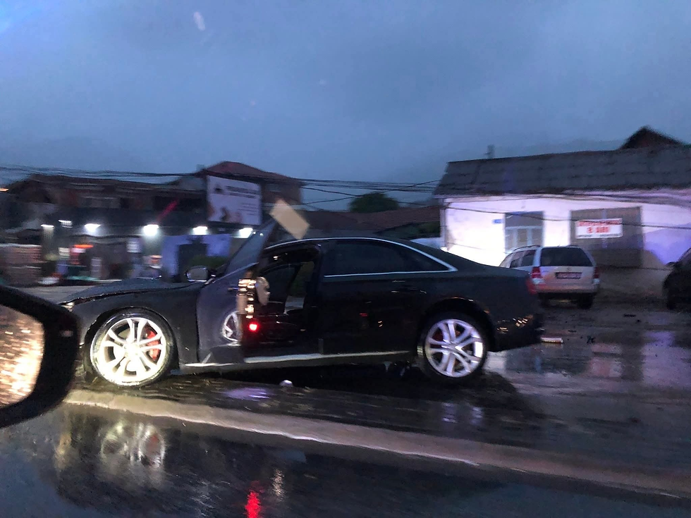 Pamje nga vendi i aksidentit automobilistik.